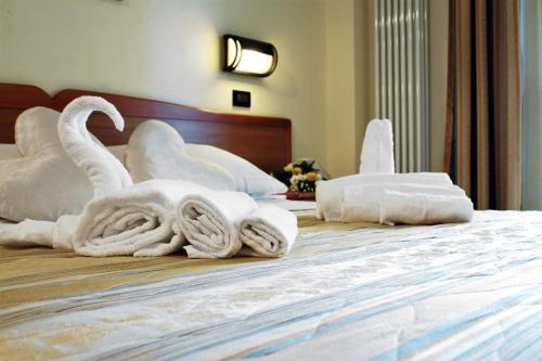 a hotel room with two beds and two pillows at Hotel La Perla Preziosa in Grottammare