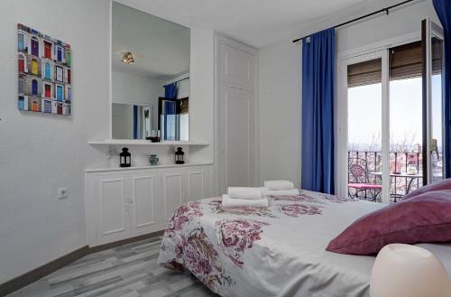 グラナダにあるVentana Del Albaycinの白いベッドルーム(ベッド1台、バルコニー付)