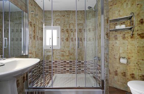 グラナダにあるVentana Del Albaycinのバスルーム(シャワー、シンク付)