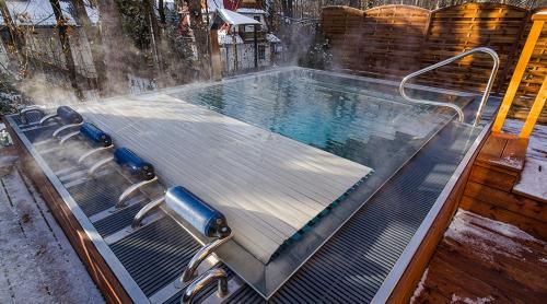 uma piscina com uma banheira de hidromassagem com água em Apartamenty Pod Giewontem em Zakopane