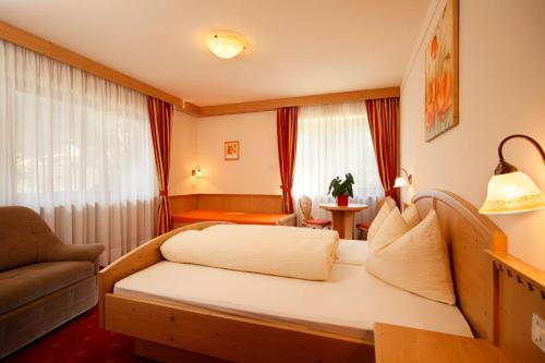 ノーヴァ・レヴァンテにあるResidence Ulrikeのベッド、ソファ、窓が備わるホテルルームです。