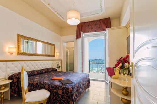 een hotelkamer met een bed en een raam bij Hotel Rosa Maria Elite in Bellaria-Igea Marina
