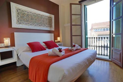 バルセロナにあるBarcelona4Seasons - Central Palaceのベッドに座った動物2匹の姿見が付いたベッドルーム