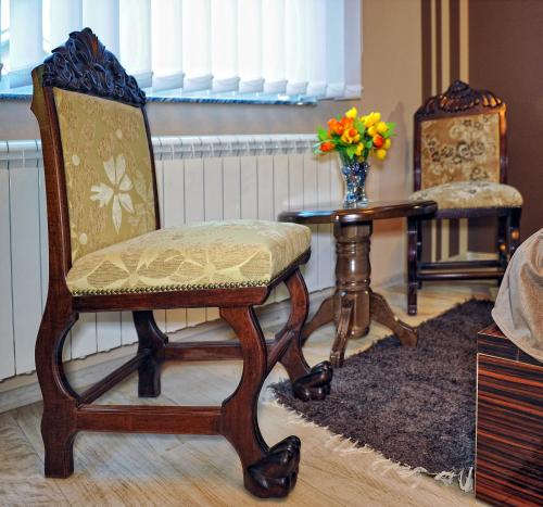 Ein Sitzbereich in der Unterkunft Garni Hotel Lama