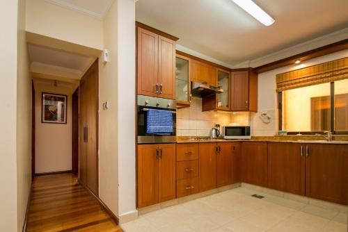 Η κουζίνα ή μικρή κουζίνα στο Waridi Paradise Hotel and Suites