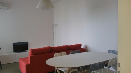 ペーザロにあるCarloのリビングルーム(赤いソファ、テーブル付)