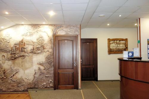 季赫溫的住宿－斯達里大教堂賓館，墙上壁画的办公室里的墙上