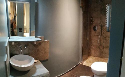 ボローニャにあるCasa Nostra 14のバスルーム(シャワー、トイレ、シンク付)