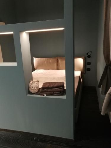 ein kleines Schlafzimmer mit einem Bett in einer Wand in der Unterkunft Casa Nostra 14 in Bologna