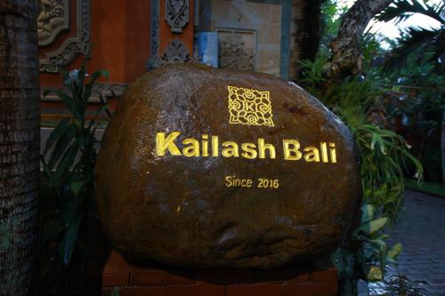 Certificado, premio, señal o documento que está expuesto en Kailash Bali