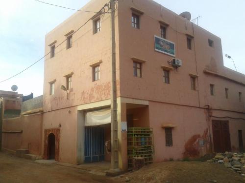 an old building in the middle of a street at Auberge Gitelkst in Tafraoute