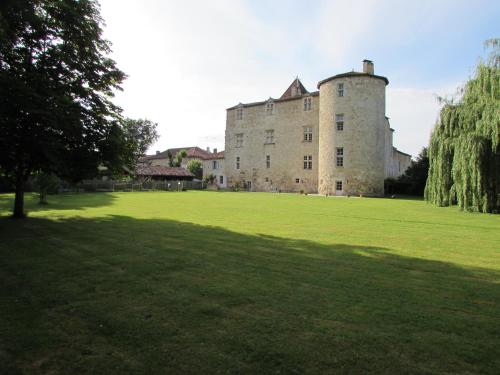 un grand château avec une grande pelouse dans l'établissement Gîte, appartement 