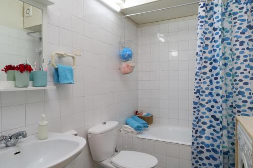 Un baño con inodoro, lavabo y ducha. en Protaras Happy Sunny Holidays, en Paralimni