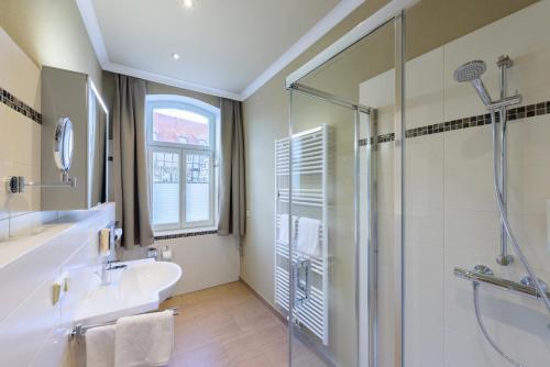 a bathroom with a glass shower and a sink at Ferienwohnung im Wasserwinkel in Quedlinburg