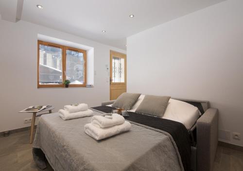 1 dormitorio con 1 cama con toallas en Appartement Le Génépi - Happy Rentals, en Chamonix-Mont-Blanc