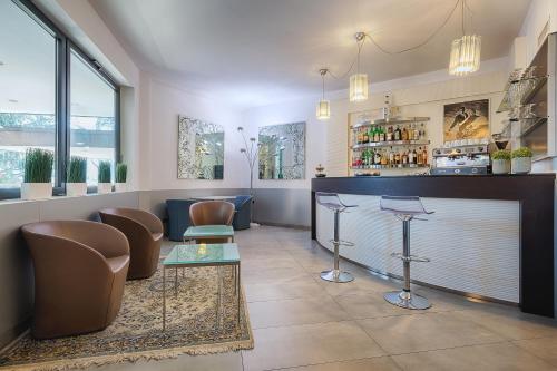 eine Bar in einem Zimmer mit Stühlen und einer Theke in der Unterkunft Continental Urban Art Hotel in Zola Predosa