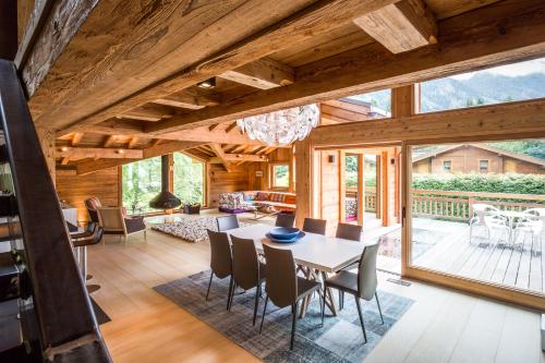 une salle à manger et un salon avec une table et des chaises dans l'établissement Chalet Rass, à Chamonix-Mont-Blanc