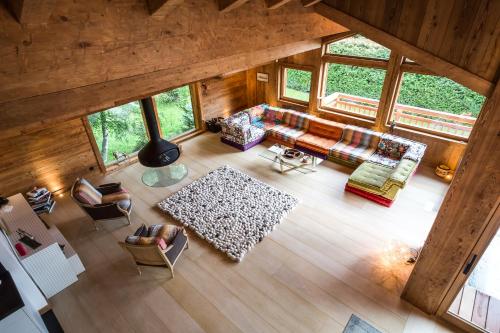 - une vue de tête sur un salon dans une cabine dans l'établissement Chalet Rass, à Chamonix-Mont-Blanc