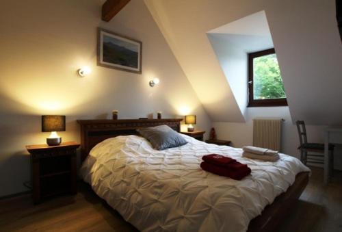 Ένα ή περισσότερα κρεβάτια σε δωμάτιο στο LES CHAMBRES DU GAVE D'OSSAU