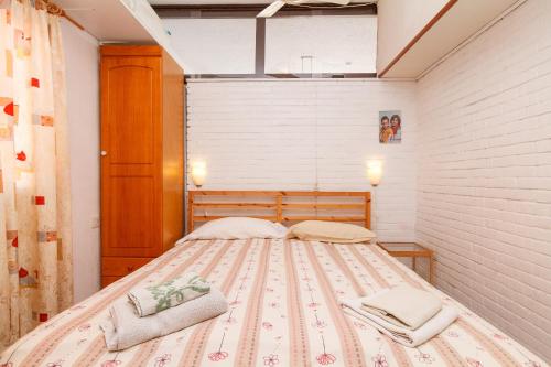 ネルハにあるCarabeo 45 Studios Casasolのベッドルーム1室(枕2つ付)
