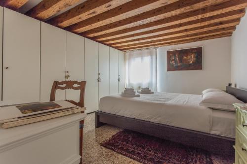 een slaapkamer met een groot bed en een raam bij Ca' Roberta in Venetië
