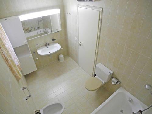 een badkamer met een toilet en een wastafel bij Casa Dodi App 2526 in Ascona