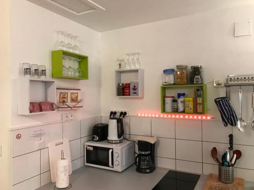 une cuisine avec un comptoir avec un micro-ondes dans l'établissement La Cour des Cordonniers, Centre Cathédrale Petite France, à Strasbourg