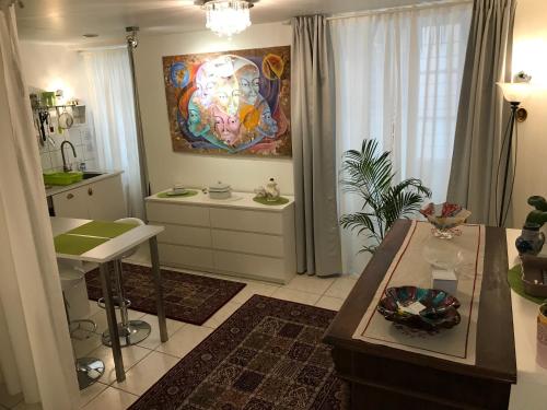 un salon avec une table et une cuisine dans l'établissement La Cour des Cordonniers, Centre Cathédrale Petite France, à Strasbourg