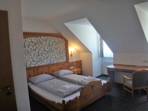 Ein Bett oder Betten in einem Zimmer der Unterkunft Bodenseehotel Lindau