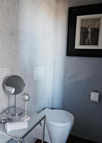 a bathroom with a white toilet and a mirror at Event- Kultur & B&B Kunst Schloss Neuenhagen Übernachten im Denkmal in Bad Freienwalde