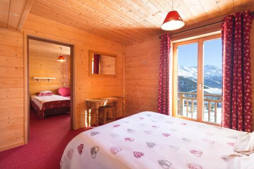 Postel nebo postele na pokoji v ubytování Hôtel L'Accroche Coeur
