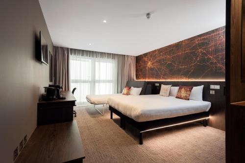 Ліжко або ліжка в номері Heeton Concept Hotel – Luma Hammersmith