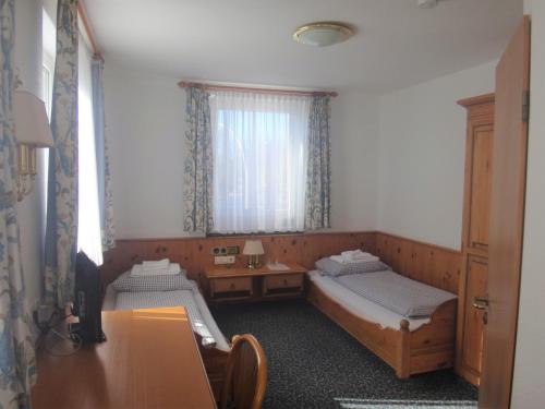 a small room with two beds and a window at Bodenseehotel Lindau in Lindau