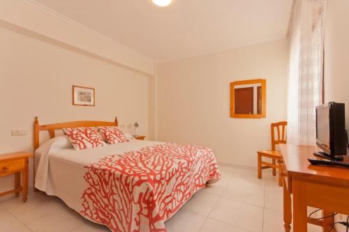 A bed or beds in a room at Viviendas Uso Turistico Fontiña - Playa Montalvo Sanxenxo
