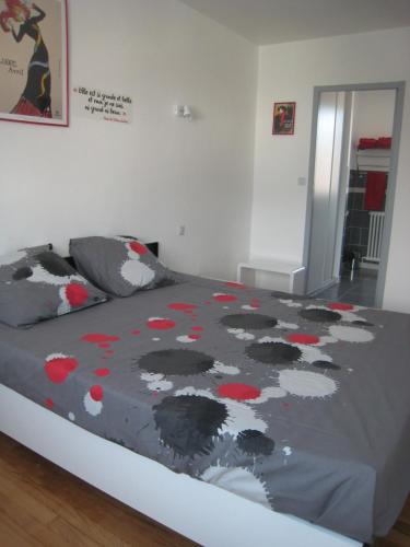 アルビにあるChambres d'hôtes Albi villeのベッドルーム1室(赤い花のベッド1台付)