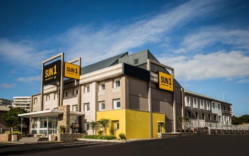 un grande edificio con un segno del sorriso di SUN1 PORT ELIZABETH a Port Elizabeth