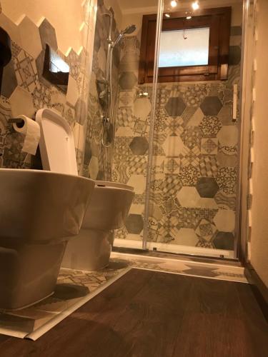 a bathroom with a shower and a toilet at Il doppio nodo in Castelsardo