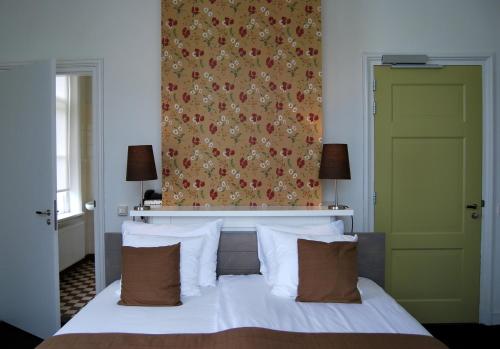 a bedroom with a bed with a green door at Bitter en Zoet in Veenhuizen