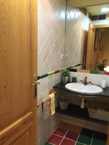a bathroom with a sink and a mirror at Ventallols in Tarragona