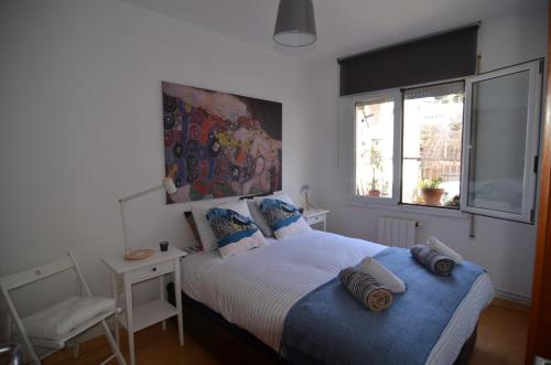 バルセロナにあるRentBCN Park Guellのベッドルーム1室(枕付)