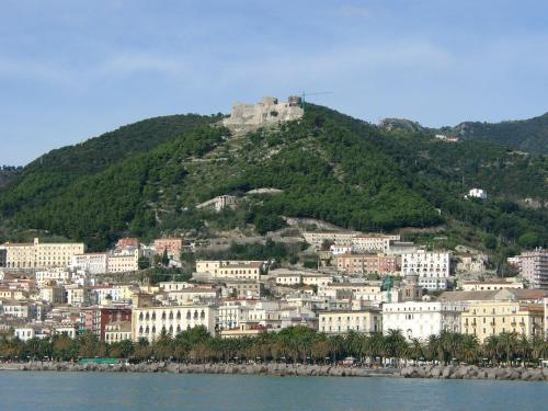 サレルノにあるPrimo Postoの城を背景に建つ丘の上の町