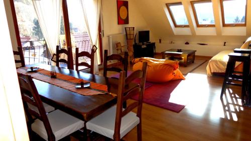 1 dormitorio y sala de estar con mesa de comedor. en Gîte le Bambou, en Dinsheim