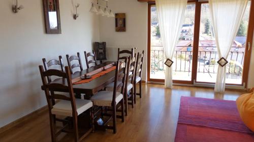 Un restaurante o sitio para comer en Gîte le Bambou