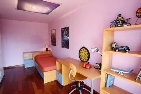 sypialnia z biurkiem, łóżkiem i biurkiem w obiekcie ÁTICO DUPLEX CON VISTAS AL FORO ROMANO w mieście Tarragona