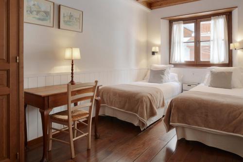 En eller flere senge i et værelse på Val de Ruda Luxe 5 by FeelFree Rentals