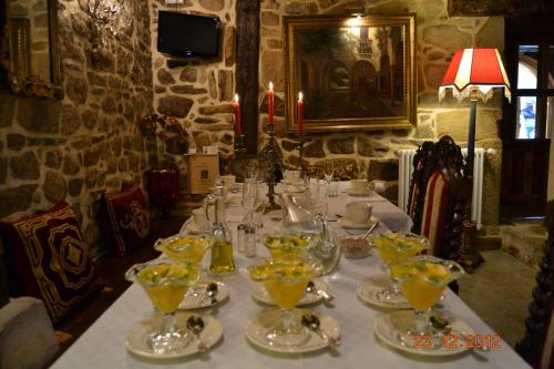 a long table with glasses and dishes on it at Palacio de Trasvilla in Escobedo