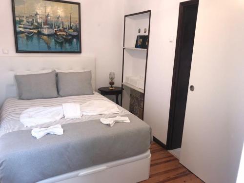 リスボンにあるAgulheiros - Alfama Center Districtのベッドルーム1室(ベッド1台、タオル2枚付)