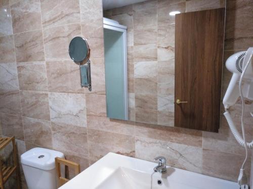 bagno con lavandino e specchio di Hotel La Huella Del Camino a Belorado