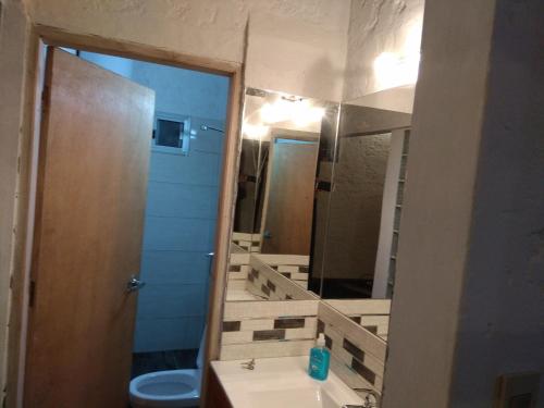 une salle de bain avec un lavabo et un miroir dans l'établissement Casa de descanso Costa Azul, à La Floresta