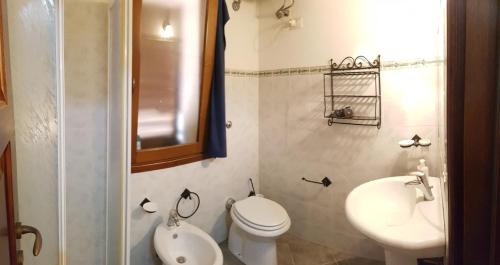 un piccolo bagno con servizi igienici e lavandino di Villa Simius a Villasimius